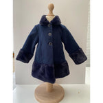 DONKERBLAUW MEISJESMANTELTJE AFGEWERKT MET IMITATIEBONT