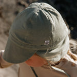 Cloby Zonnehoedje in Olive Green/Sandy Beach – UPF 50+