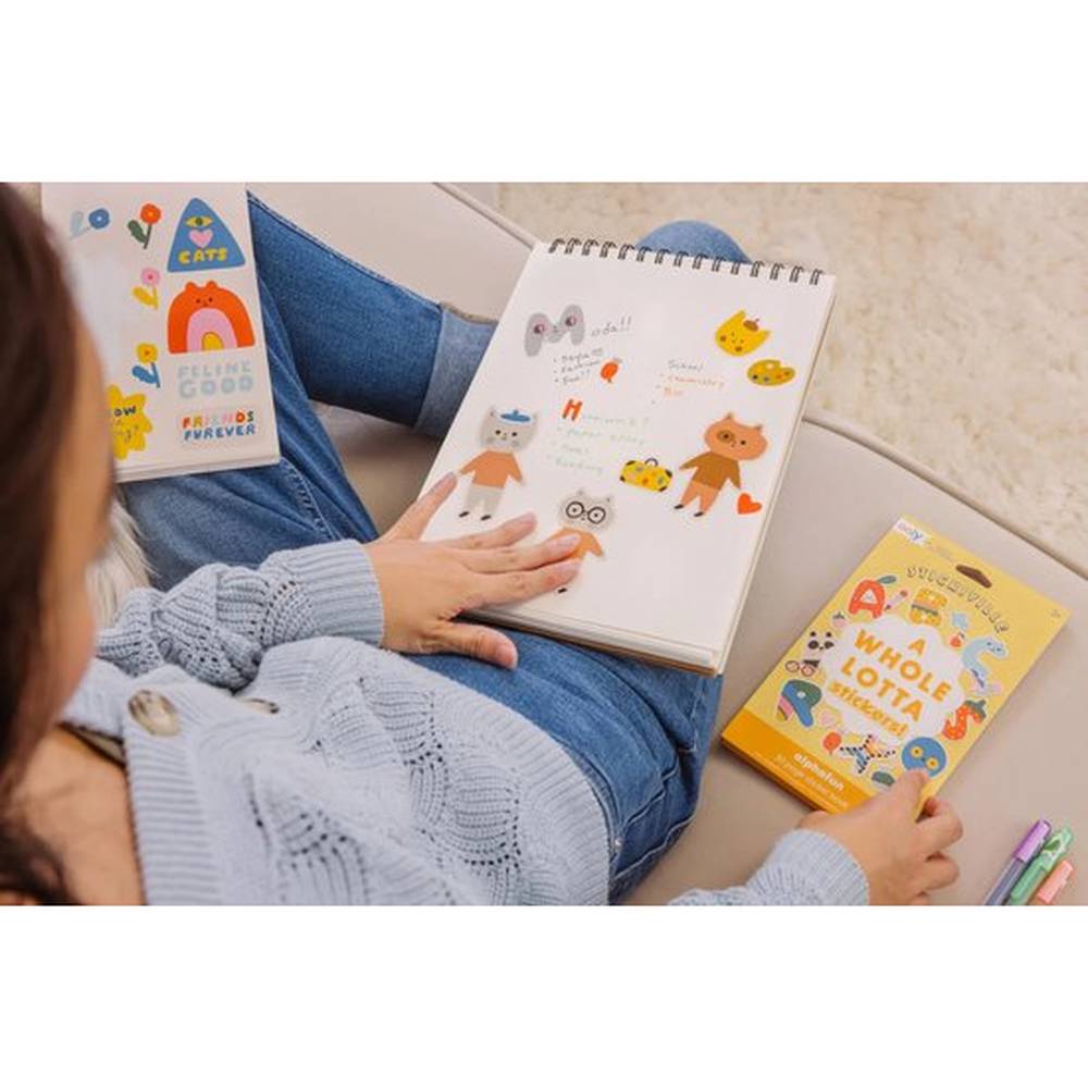 Ooly - Stickiville Stickers X Suzy: A Whole Lotta Sticker Book - Dress up Cats - 30 Pagina's Vol Letterstickers! - Geschikt Vanaf 3 Jaar