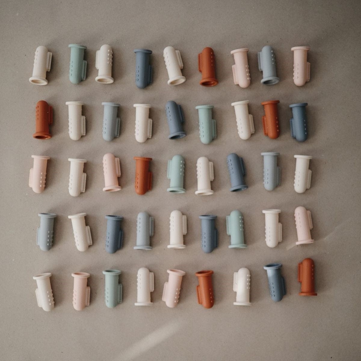 Mushie - Vinger Tandenborstel - Clay/ Shifting Sand