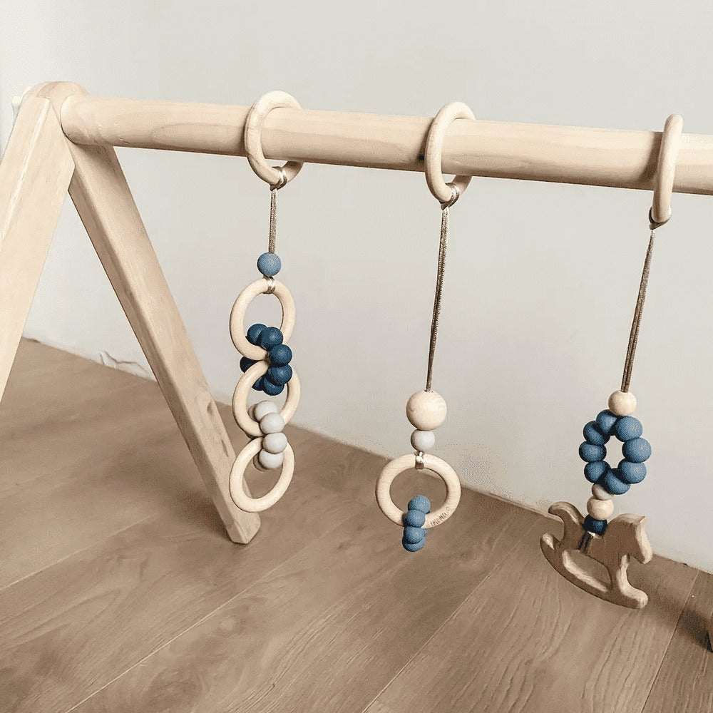 BABYGYM SPEELTJES HOUT/PETROL Friemel